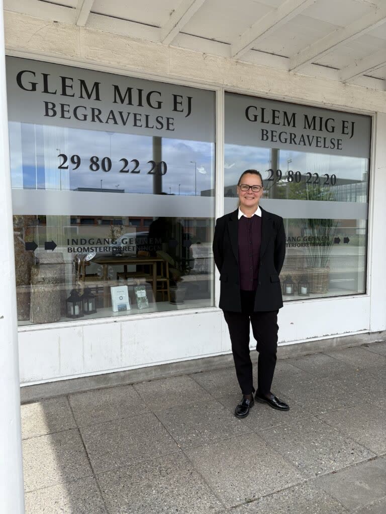 Bedemand Helle Dahl foran Glem Mig Ej Begravelses butik i Ballerup